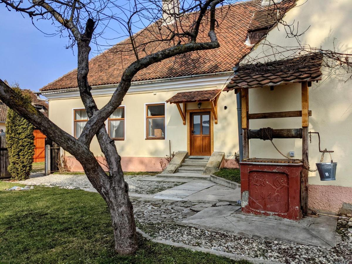 Gaestehaus Honigberg Next To The Fortified Church Of Hărman Extérieur photo