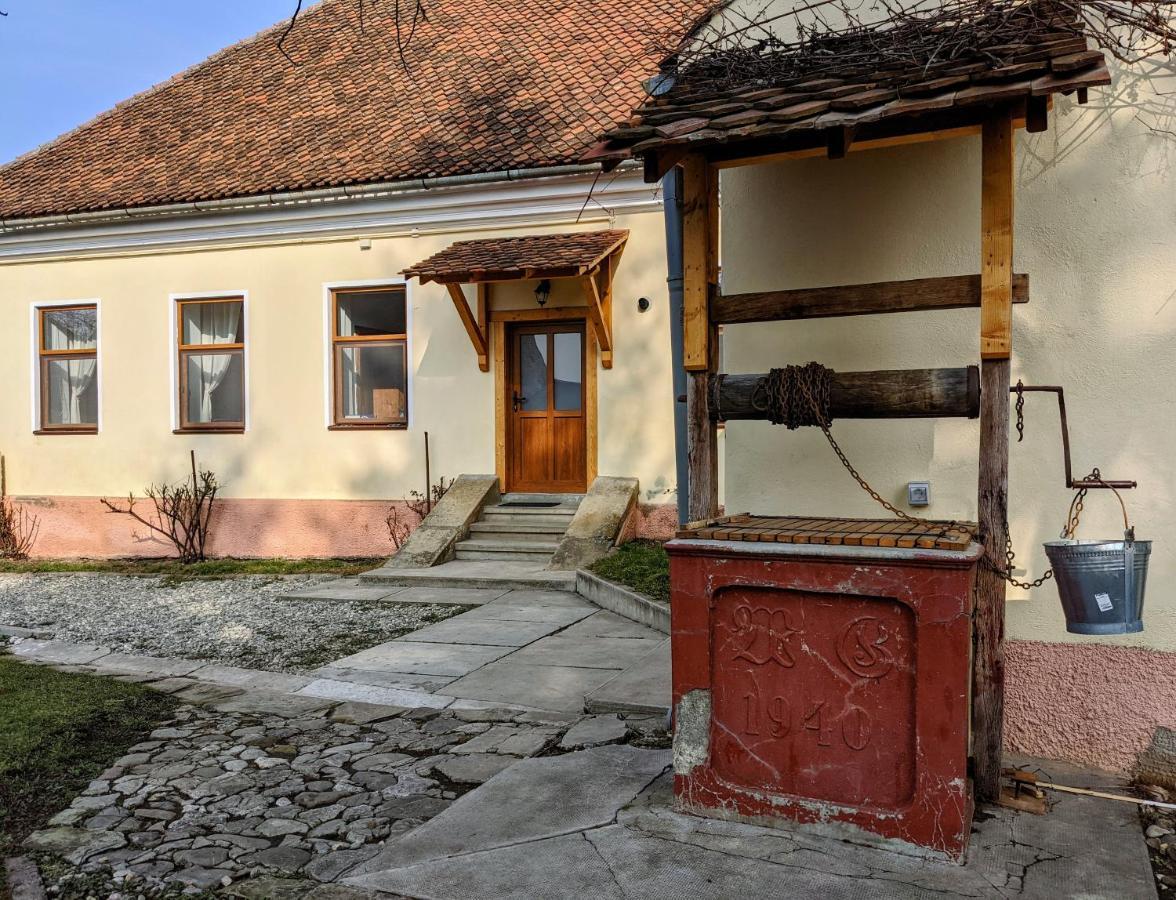 Gaestehaus Honigberg Next To The Fortified Church Of Hărman Extérieur photo